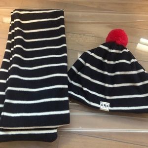 Gap matching hat and scarf